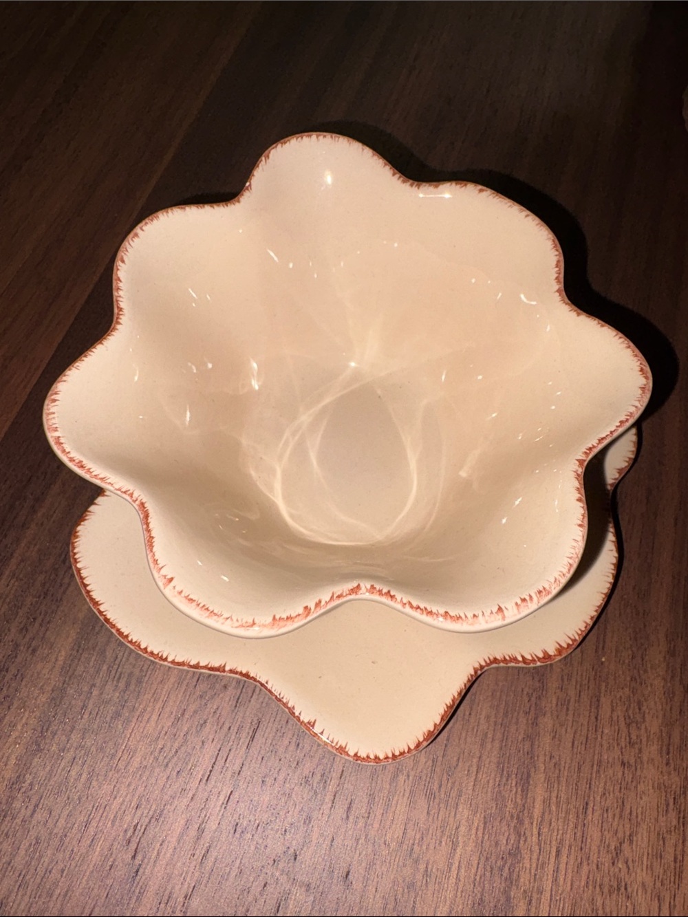 Scalloped Ceramic Oatmeal Serving Bowl in Cream with Rust Edge